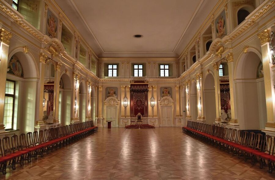 Warsaw: Skip-the-Line Royal Castle Guided Tour - Meet at Sigismund’s Column, then get oriented in Castle Square