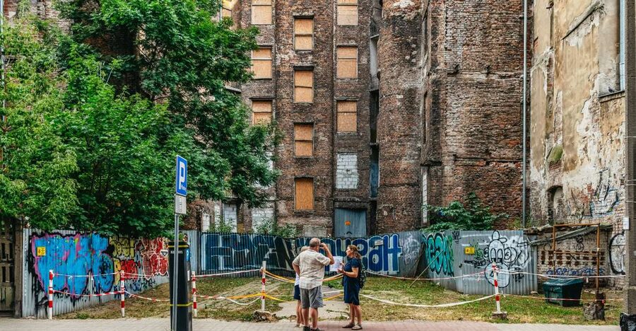 Warsaw: Warsaw Ghetto Private Walking Tour with Hotel Pickup - Entering the story at Prozna Street