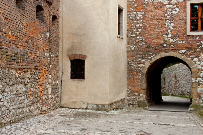Wawel Castle and Cathedral Guided Walking Tour in Kraków - Dress code and practical walking comfort