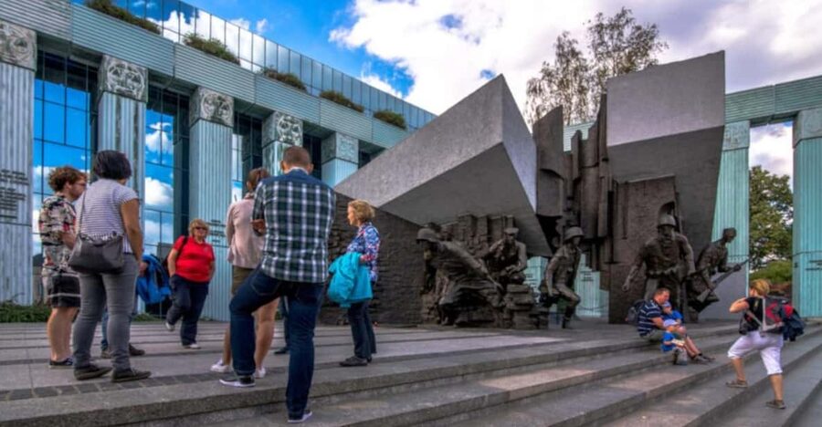 World War 2 in Warsaw walking tour in English - Timing and the Cold Reality of a 150-Minute Walk