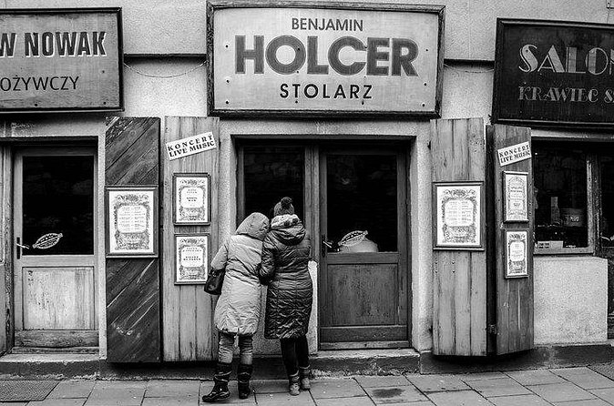 World War Two in Krakow: Jewish Quarter & Ghetto Tour - Okrąglak and the lively finish for your next craving