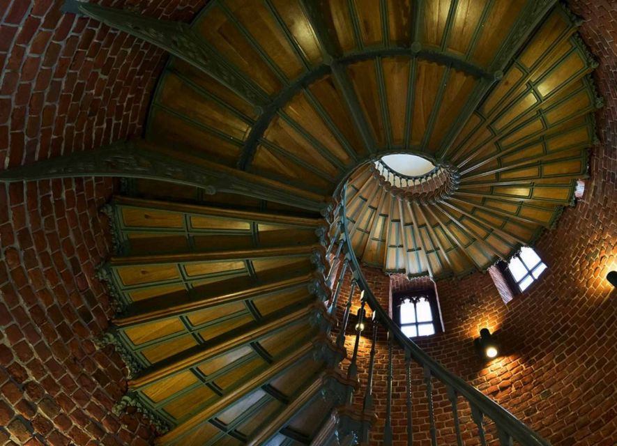Wroclaw: 2-Hour Mysterious Walking Night Tour - Wzgórze Partyzantów and the Climb for Night Views