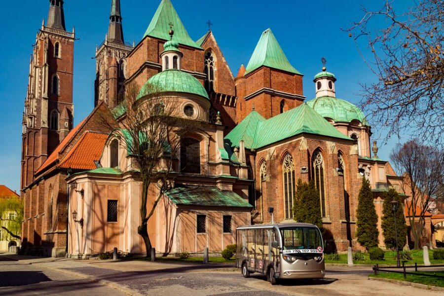 Wroclaw: 2-Hour Private Guided Tour by Electric Car - Guides and storytelling: what makes the commentary click