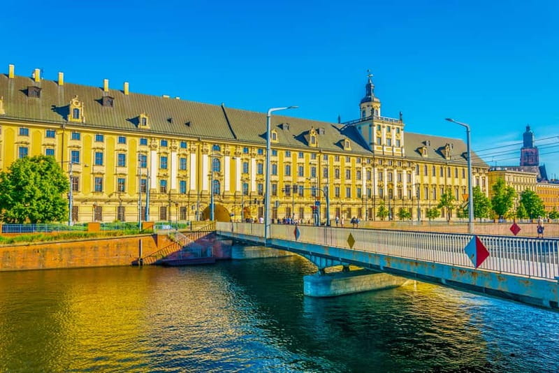 Wroclaw: 3-Hour City WalkingTour with University & Cathedral - Fencer Fountain and the quick stop that adds personality