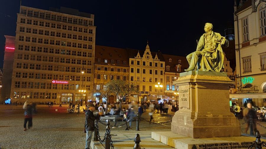 Wroclaw: Guided City Night Tour (2 hours) - Oder Promenade energy and the optional gondola finish