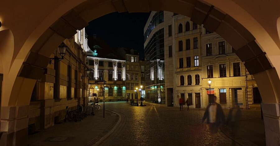 Wroclaw: Guided City Night Tour (2 hours) - Entering Wroclaw by the Old Town Hall: the meeting point and the vibe