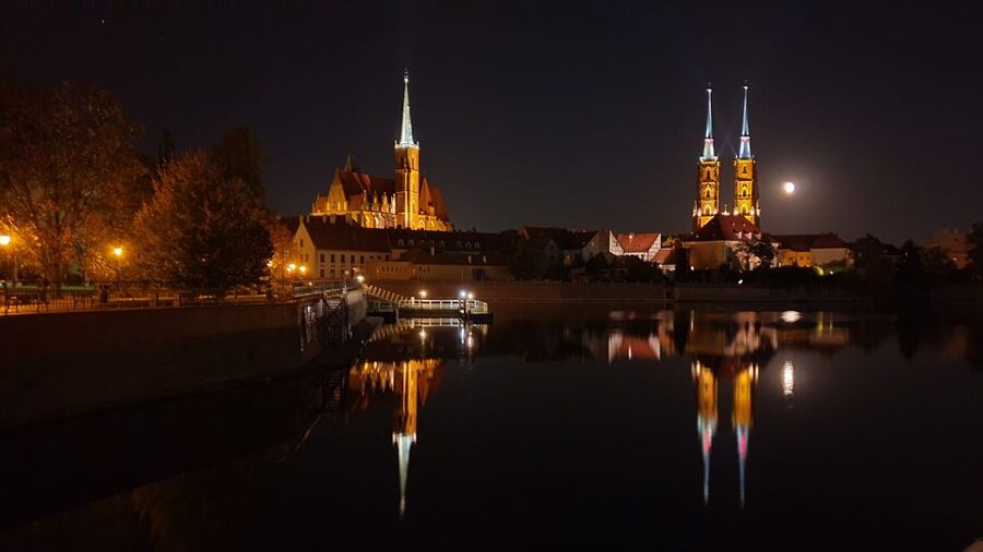 Wroclaw: Guided City Night Tour (2 hours) - Market Square first: Town Hall, Elisabeth Church, and quick orientation