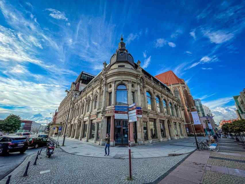 Wrocław: Old Town and Ostrów Tumski Walking Tour in English - Your local guide makes the difference: humor, pacing, and real Q&A
