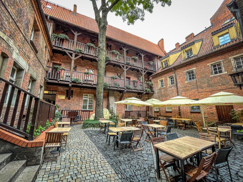 Wrocław: Old Town and Ostrów Tumski Walking Tour in English - Price and value: what $19 buys you in Wrocław