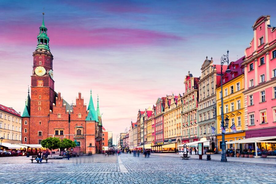 Wroclaw: Private Old Town Guided Walking Tour (2 hours) - Entering Wroclaw at Piwnica Świdnicka, the perfect start point