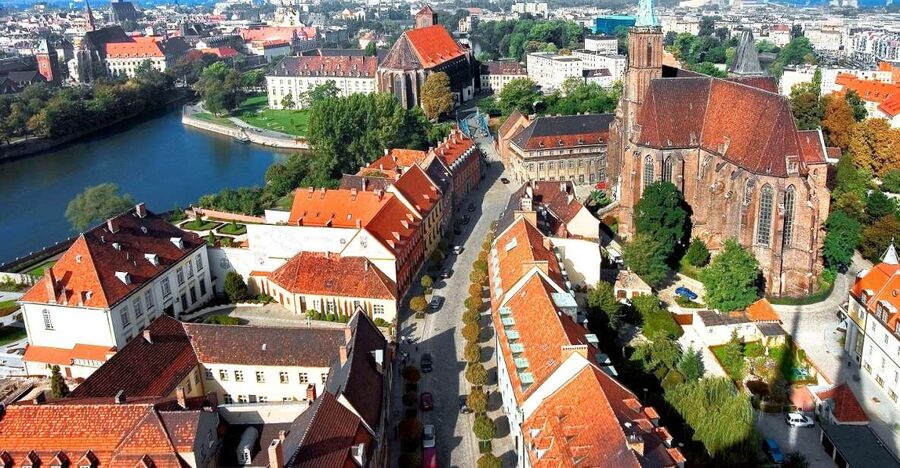 Wroclaw Private Old Town Guided Walking Tour - Crossing the Oder River, Wroclaw’s Venice-like walking energy