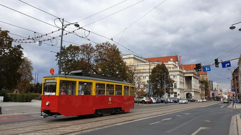 Wroclaw: Private Tour by smal Historic Tram 1,5h 13-16 seats - Świdnicka Street, the Jewish quarter area, and the old department store pass-by