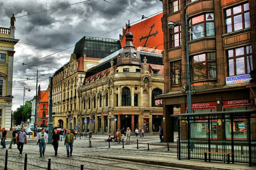 Wroclaw: Secrets of Wroclaw Walking Tour (2 hours) - Market Square stops: altar houses, Brasi Barasch, and a tunnel clue
