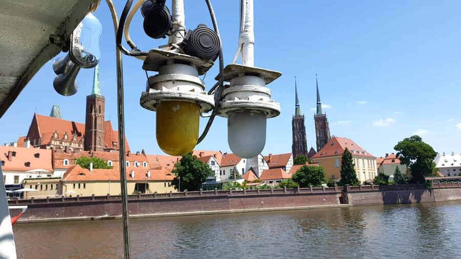 Wrocław: Short City Guided-Walk and Boat-Cruise (2 h) - Price and value, plus the one extra cost to plan for