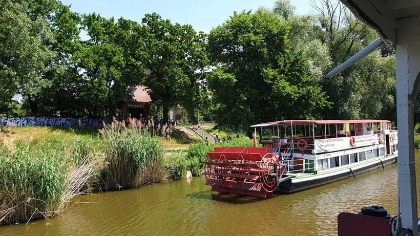 Wrocław: Short City Guided-Walk and Boat-Cruise (2 h) - The one-hour Odra cruise: decks, drinks, and the zoo turnaround