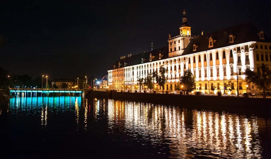 Wroclaw: Ticket for Old Town Christmas Cruise by Heated Ship - Staying Warm: Heated Deck, Restroom, And Cozy Boat Size